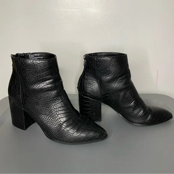 Steve Madden Jillian Croc Embossed Black PU Leather Pointy Toe Ankle Boots 9.5 - Picture 3 of 12